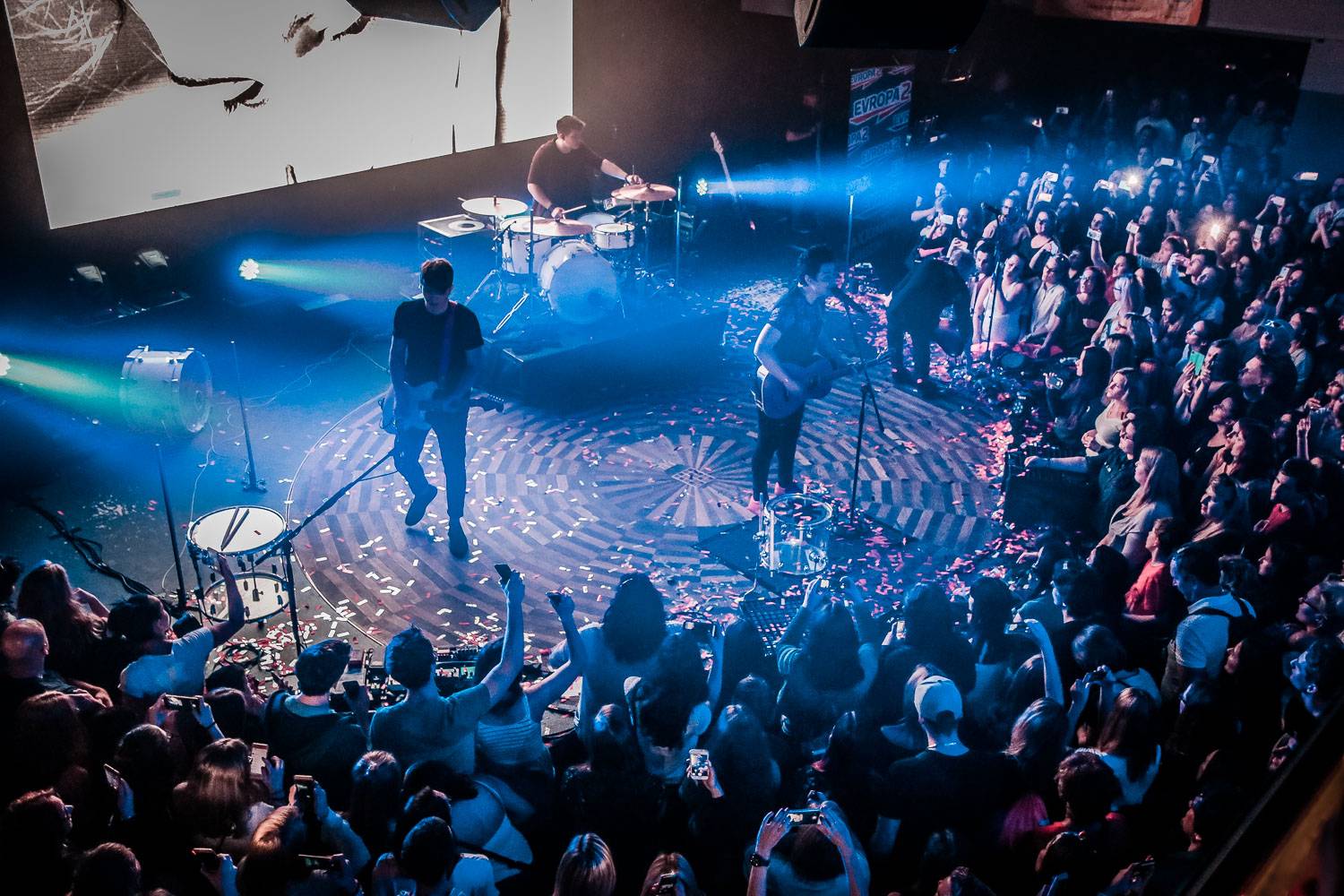 LIVE: Poetika v pražském Lucerna Music Baru zářila, Mirai víc nudili než bavili