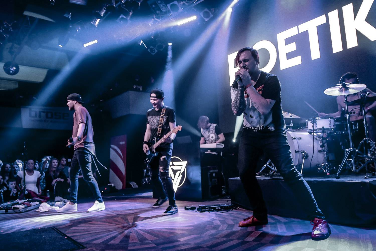 LIVE: Poetika v pražském Lucerna Music Baru zářila, Mirai víc nudili než bavili