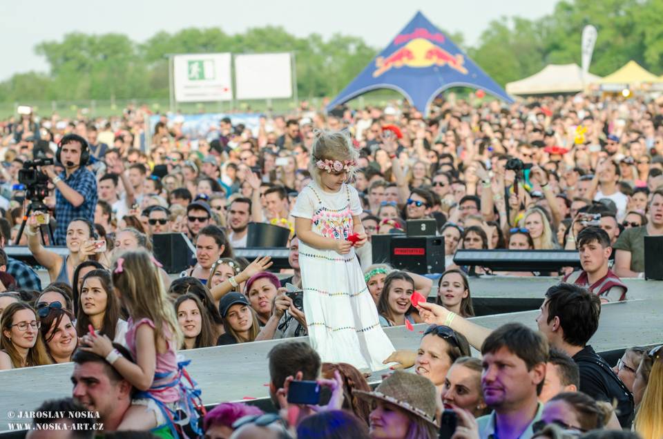 TOP 7 NEJ Pražského Majálesu: Tomáš Klus pozval na pódium rodinu, Vypsaná Fixa vyburcovala fanoušky k přelezení zábran