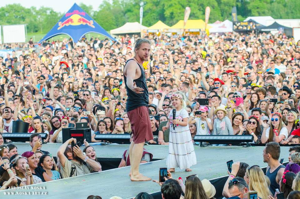 TOP 7 NEJ Pražského Majálesu: Tomáš Klus pozval na pódium rodinu, Vypsaná Fixa vyburcovala fanoušky k přelezení zábran