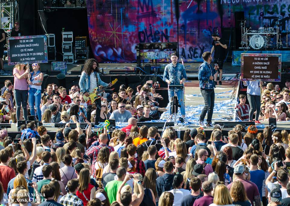 TOP 7 NEJ Pražského Majálesu: Tomáš Klus pozval na pódium rodinu, Vypsaná Fixa vyburcovala fanoušky k přelezení zábran