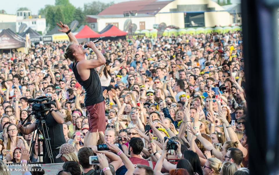 TOP 7 NEJ Pražského Majálesu: Tomáš Klus pozval na pódium rodinu, Vypsaná Fixa vyburcovala fanoušky k přelezení zábran