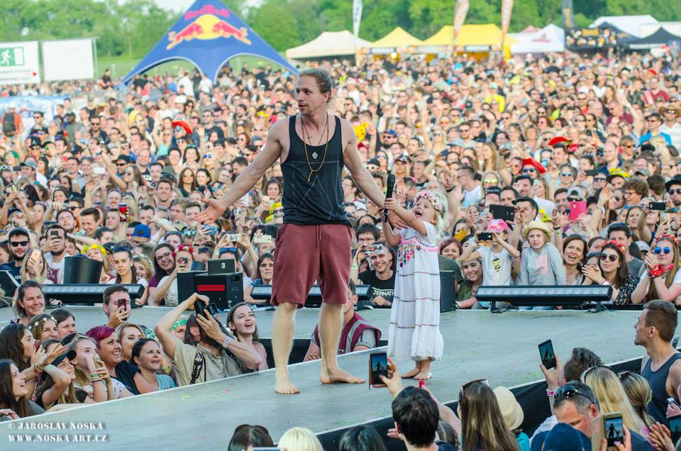 TOP 7 NEJ Pražského Majálesu: Tomáš Klus pozval na pódium rodinu, Vypsaná Fixa vyburcovala fanoušky k přelezení zábran