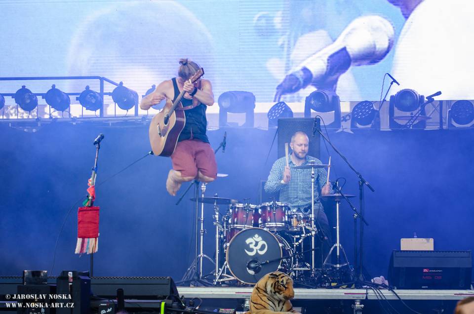 TOP 7 NEJ Pražského Majálesu: Tomáš Klus pozval na pódium rodinu, Vypsaná Fixa vyburcovala fanoušky k přelezení zábran