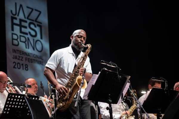 LIVE: Závěr JazzFestu Brno byl znovu ve znamení big bandu. Christian McBride okouzlil Sono Centrum