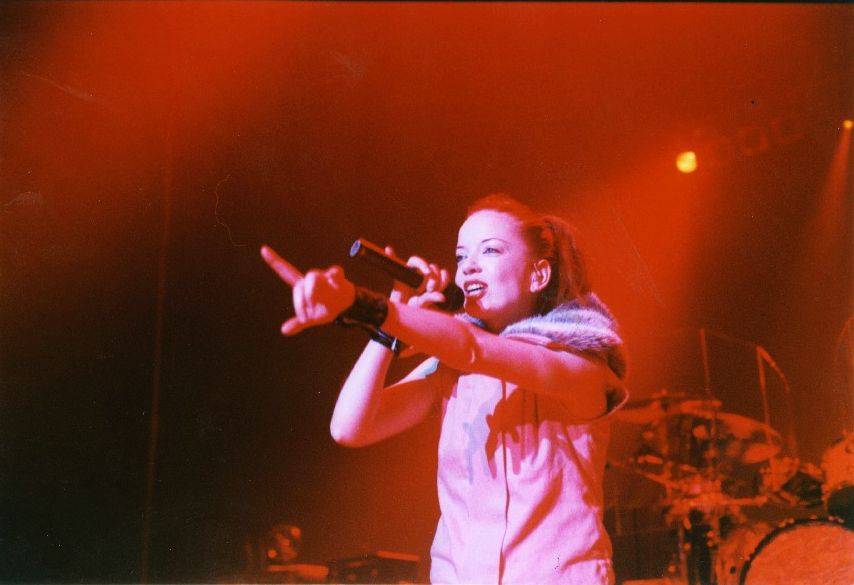 RETRO: Guano Apes v roce 2000 poprvé v Praze - Sandra Nasic a spol. zakončili svou show hitem Lords Of The Boards