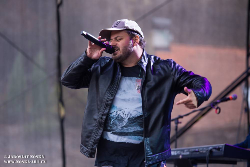 LIVE: Plnoletou Okoř nadchli Chinaski bez dechů, rozzářený Tomáš Klus i hity vybavení Mirai