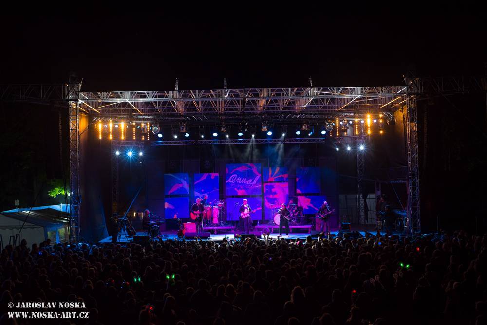 LIVE: Plnoletou Okoř nadchli Chinaski bez dechů, rozzářený Tomáš Klus i hity vybavení Mirai