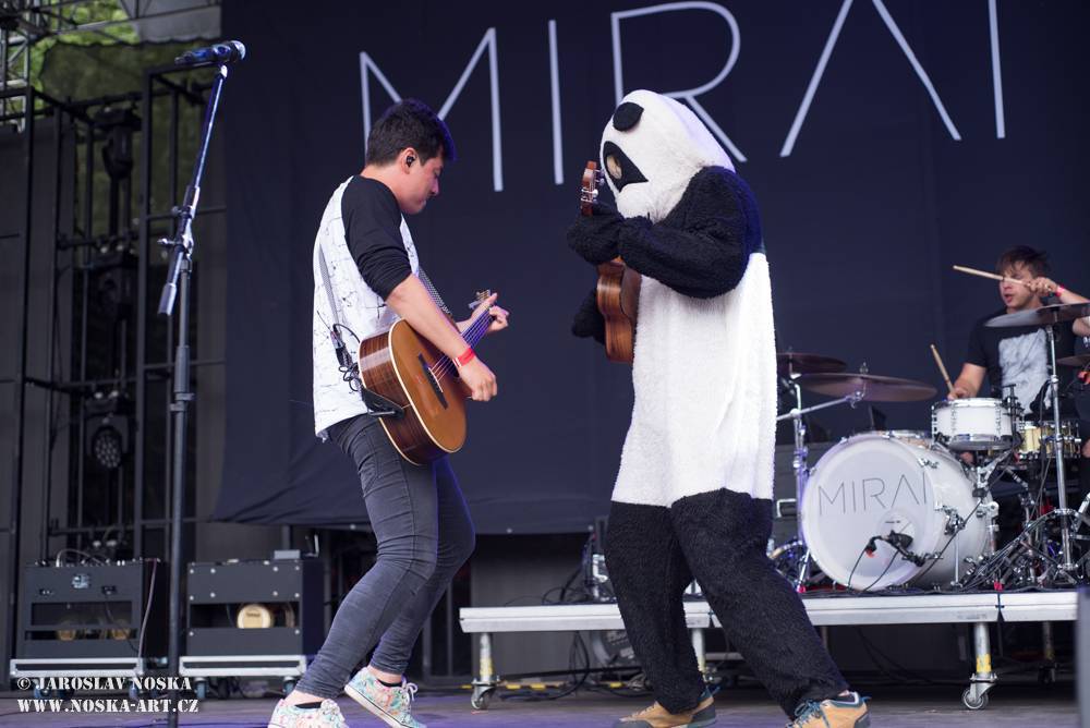 LIVE: Plnoletou Okoř nadchli Chinaski bez dechů, rozzářený Tomáš Klus i hity vybavení Mirai