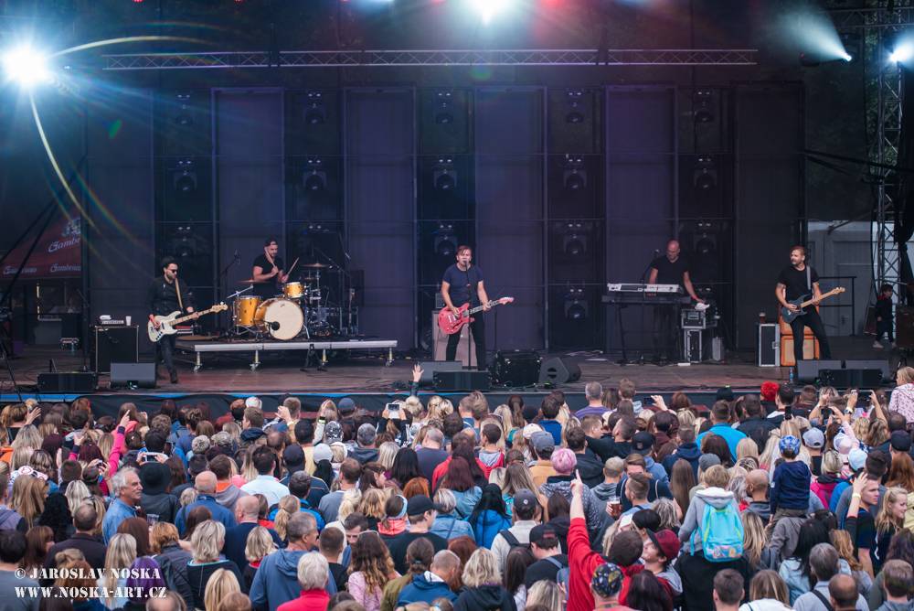 LIVE: Plnoletou Okoř nadchli Chinaski bez dechů, rozzářený Tomáš Klus i hity vybavení Mirai