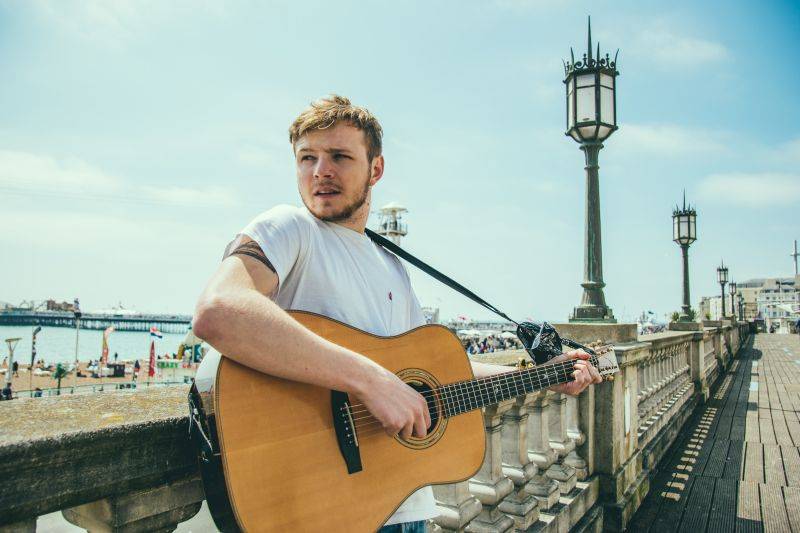 RECENZE: Thom Artway na All I Know překvapil elektronikou a potvrdil své kvality