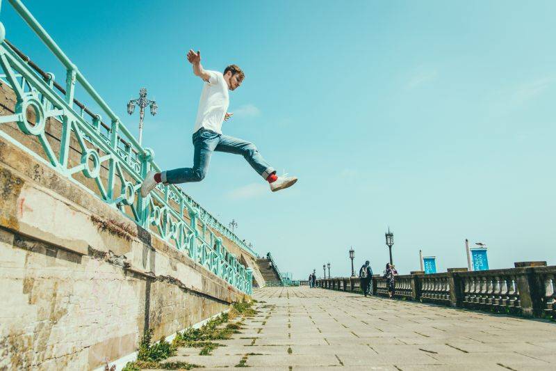 RECENZE: Thom Artway na All I Know překvapil elektronikou a potvrdil své kvality