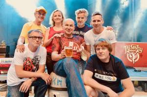 RECENZE: I když žádají Svobodu ředkvičkám, Tři sestry alkohol za zeleninu nevymění