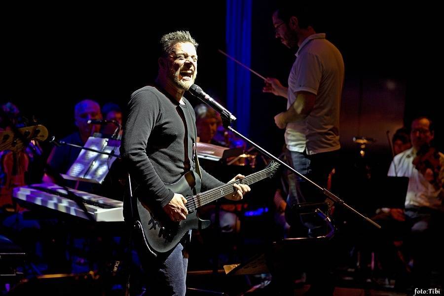 RECENZE: B-Side Band, Honza Křížek a další vzpomínali na kytarového génia Radima Hladíka