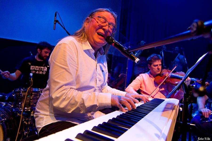 RECENZE: B-Side Band, Honza Křížek a další vzpomínali na kytarového génia Radima Hladíka