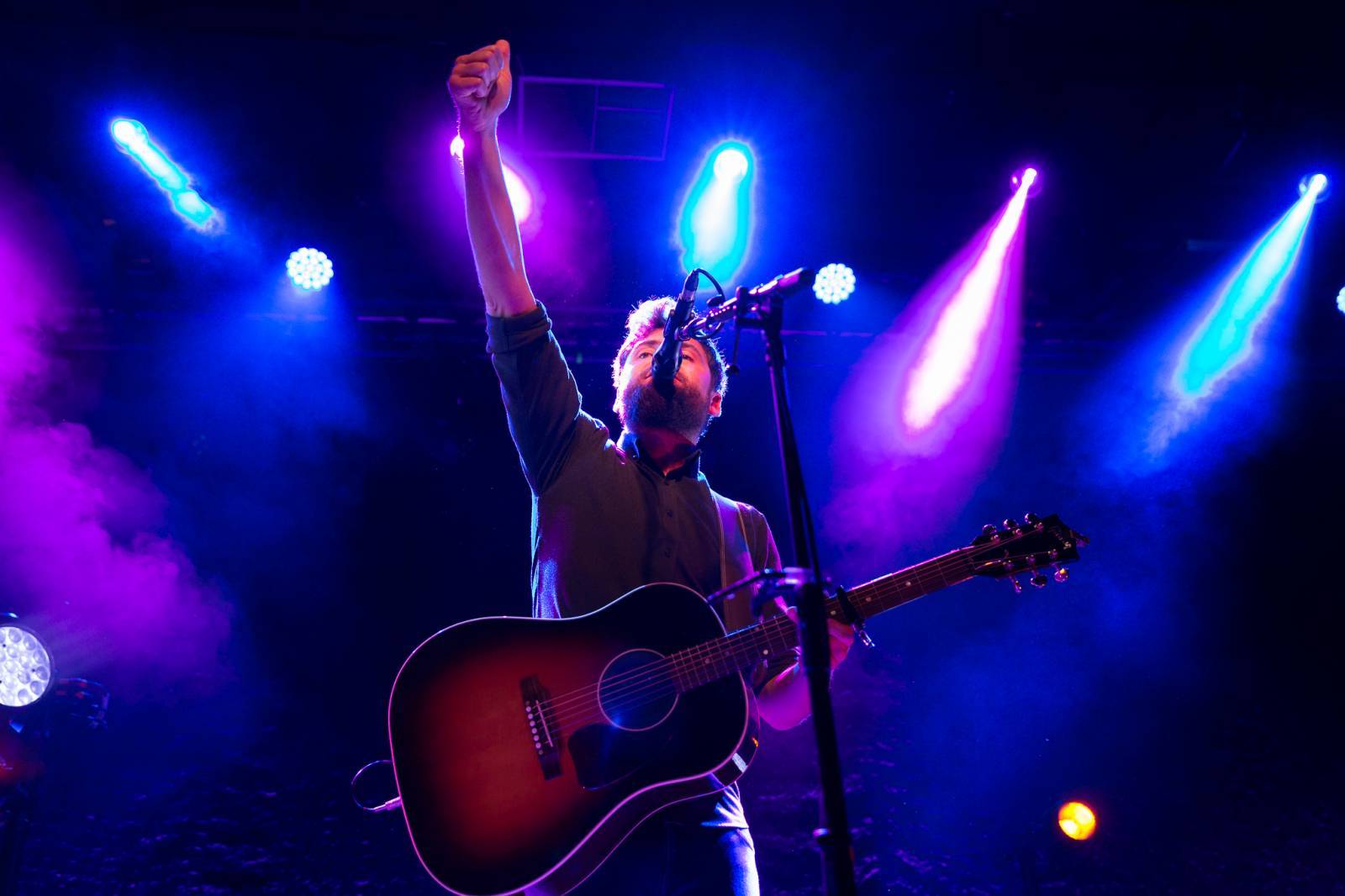 LIVE: Passenger v Praze hrál se srdcem na dlani. Jeho písně nosí velké životní pravdy