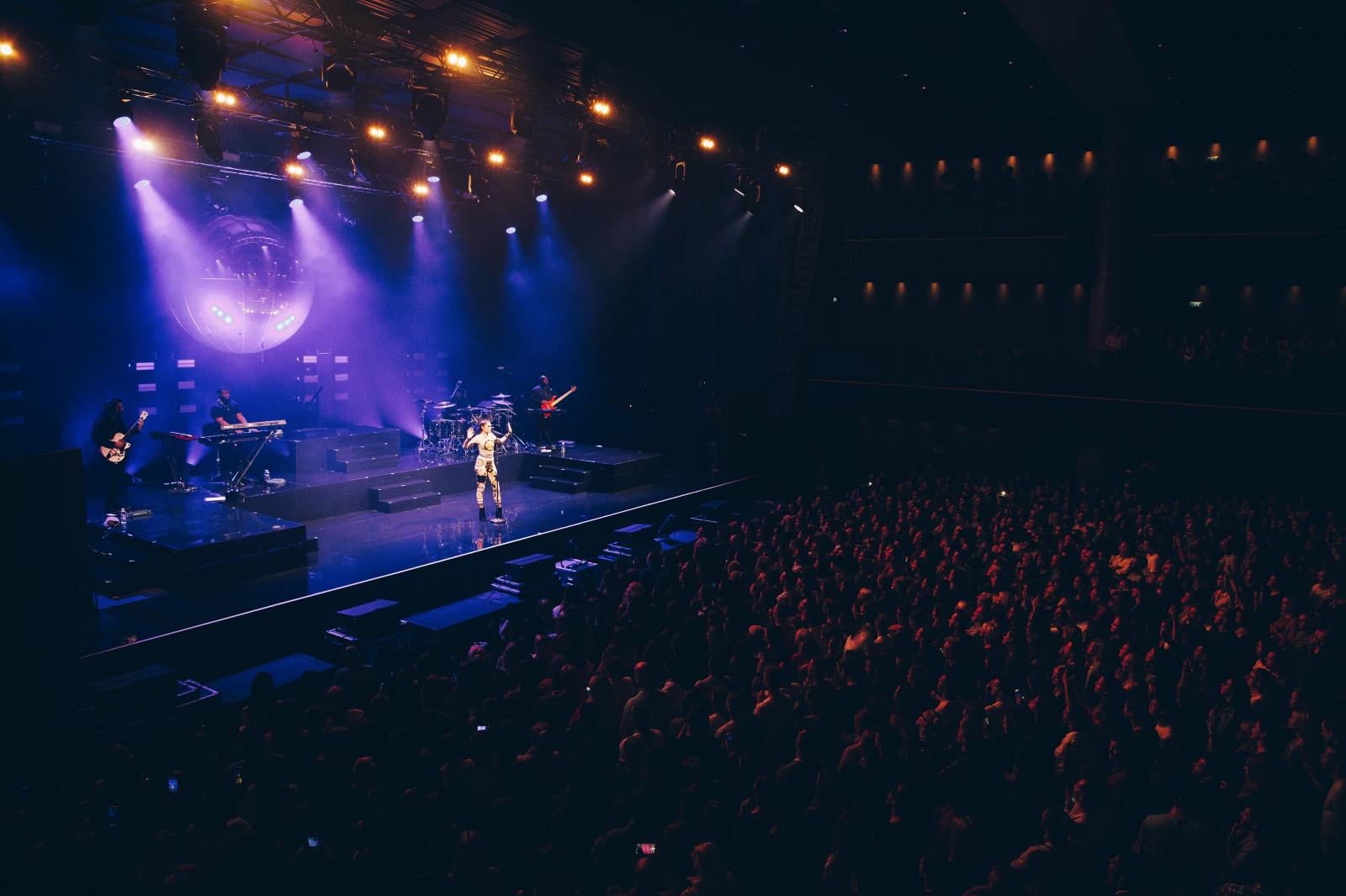 LIVE: Jessie J v pražském Foru Karlín sršela energií. Ale mluvit mohla klidně méně