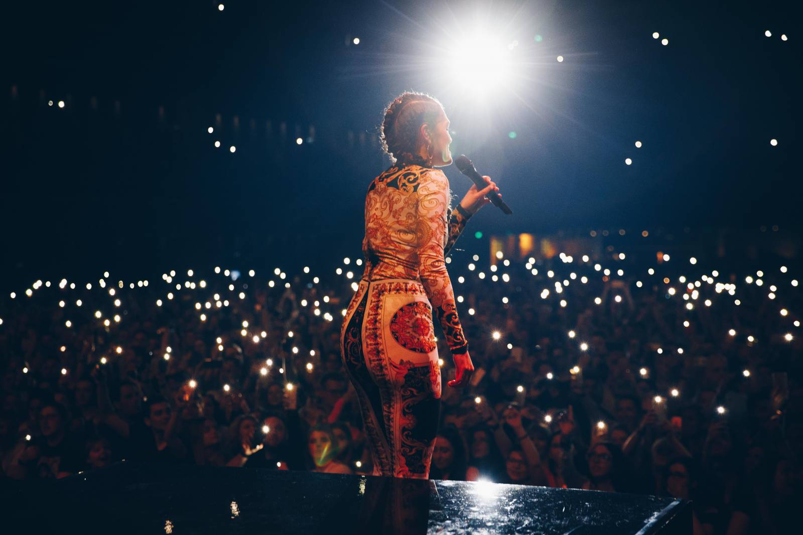 LIVE: Jessie J v pražském Foru Karlín sršela energií. Ale mluvit mohla klidně méně