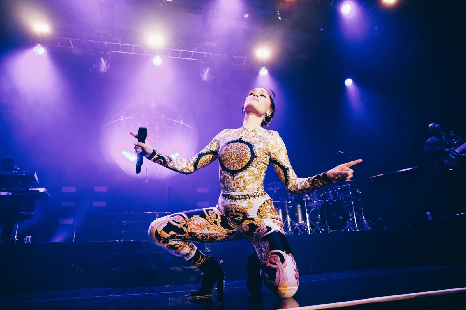 LIVE: Jessie J v pražském Foru Karlín sršela energií. Ale mluvit mohla klidně méně