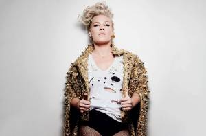 RECENZE: Pink na novém albu Hurts 2B Human líčí lidské bolesti prostřednictvím skvělého popu