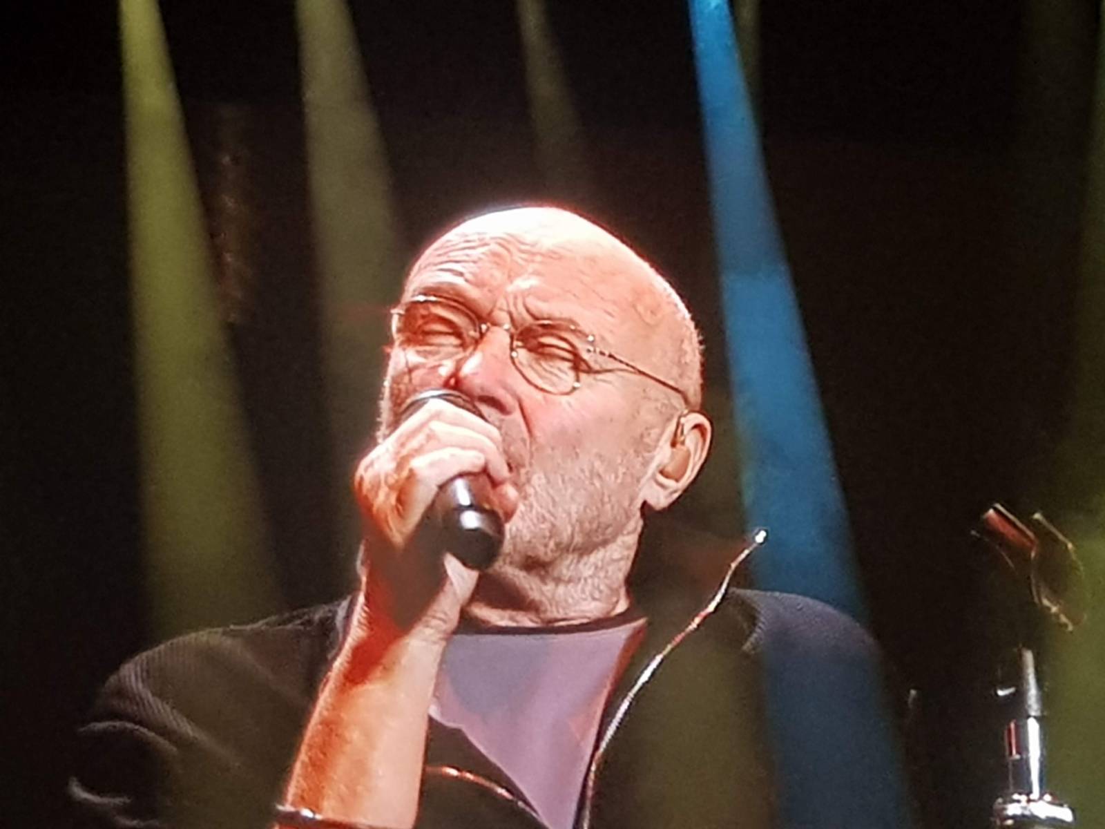 LIVE: Fenomenální Phil Collins naplnil srdce v pražské O2 areně světlem
