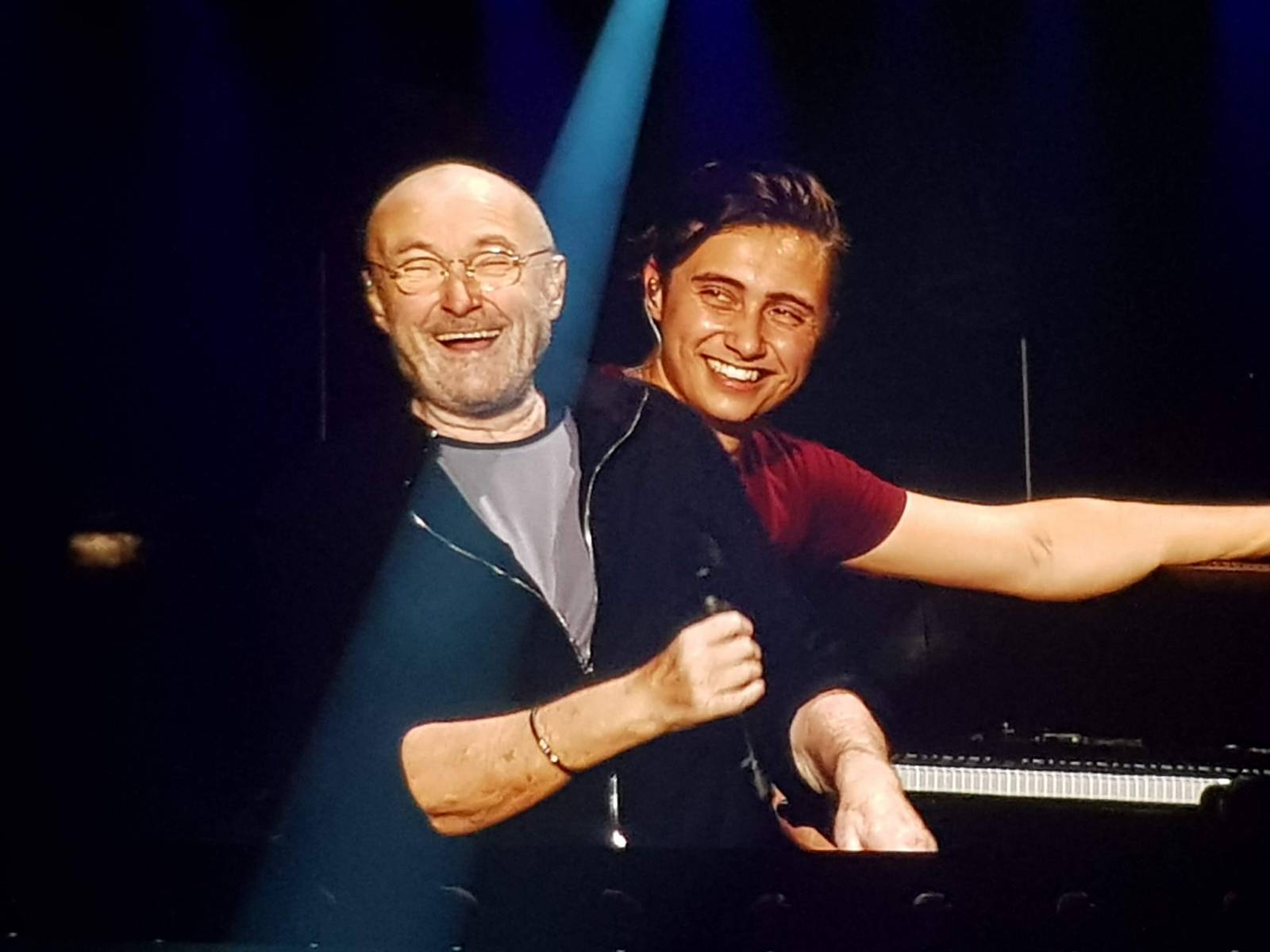 LIVE: Fenomenální Phil Collins naplnil srdce v pražské O2 areně světlem