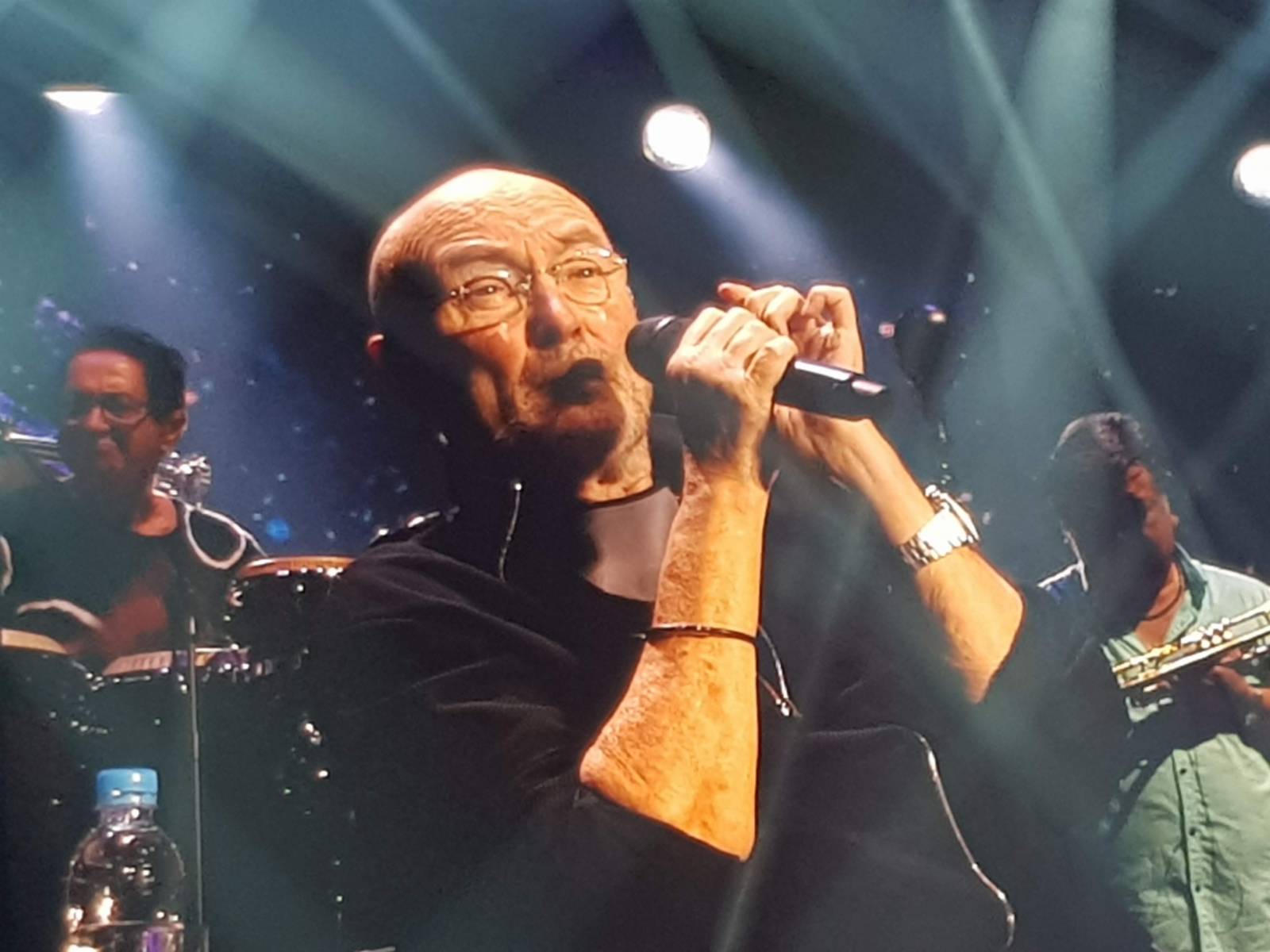 LIVE: Fenomenální Phil Collins naplnil srdce v pražské O2 areně světlem
