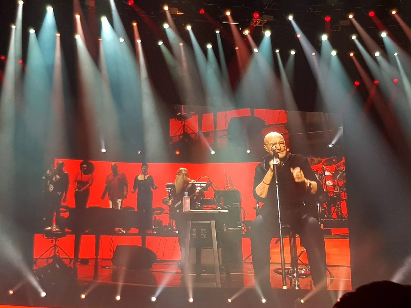 LIVE: Fenomenální Phil Collins naplnil srdce v pražské O2 areně světlem