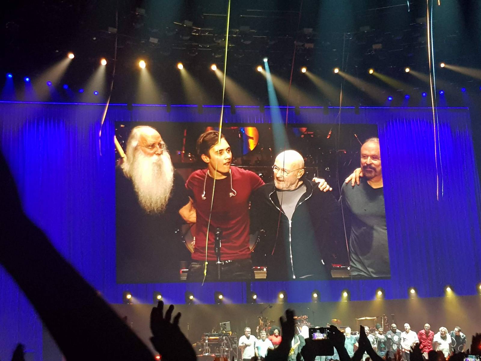 LIVE: Fenomenální Phil Collins naplnil srdce v pražské O2 areně světlem