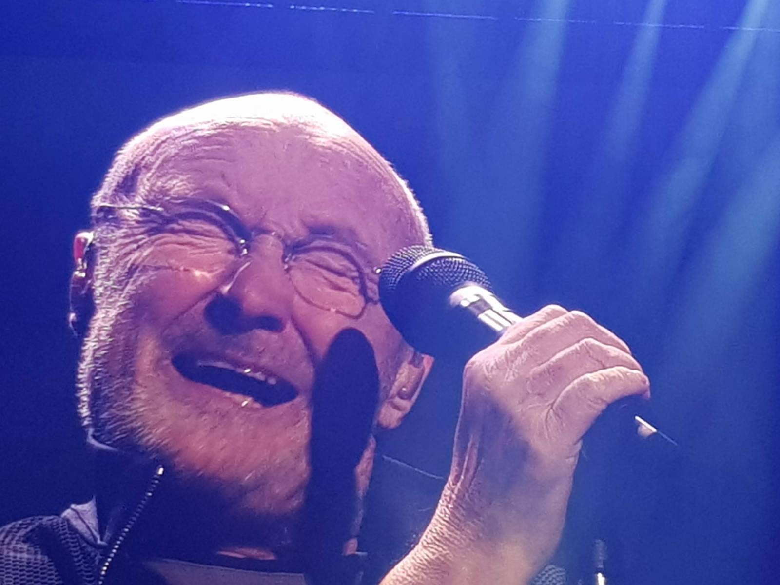 LIVE: Fenomenální Phil Collins naplnil srdce v pražské O2 areně světlem
