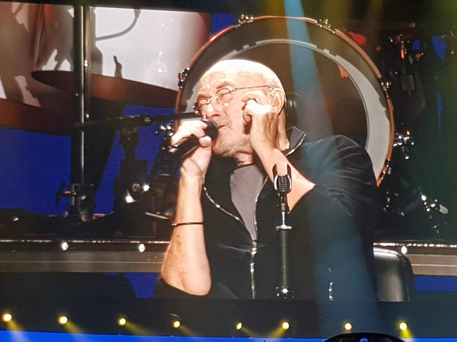 LIVE: Fenomenální Phil Collins naplnil srdce v pražské O2 areně světlem