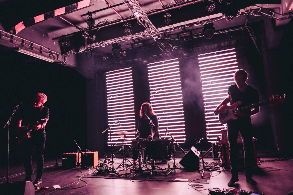 LIVE: Low přinesli svůj tichý alternativní rock do MeetFactory a uhranuli