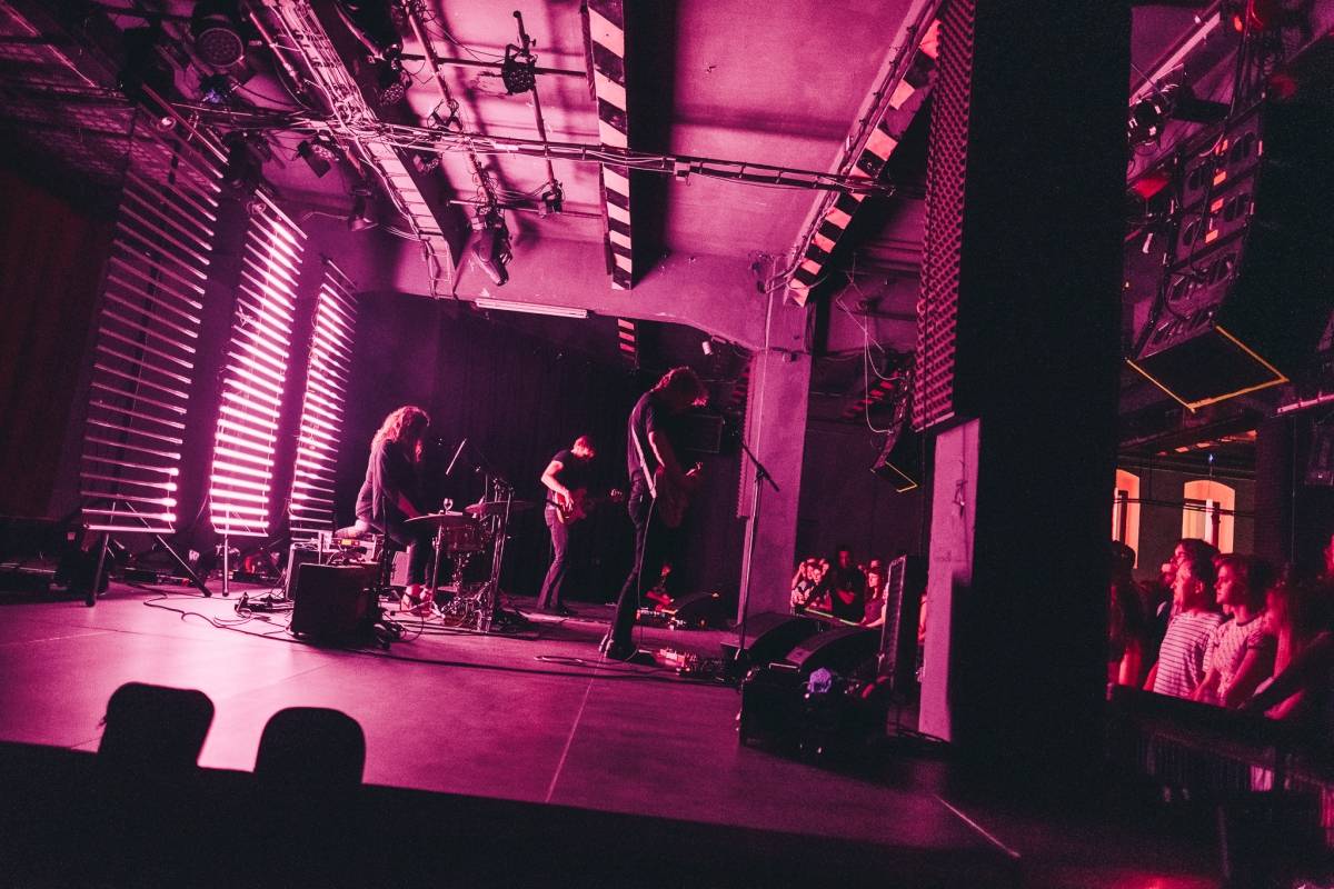 LIVE: Low přinesli svůj tichý alternativní rock do MeetFactory a uhranuli