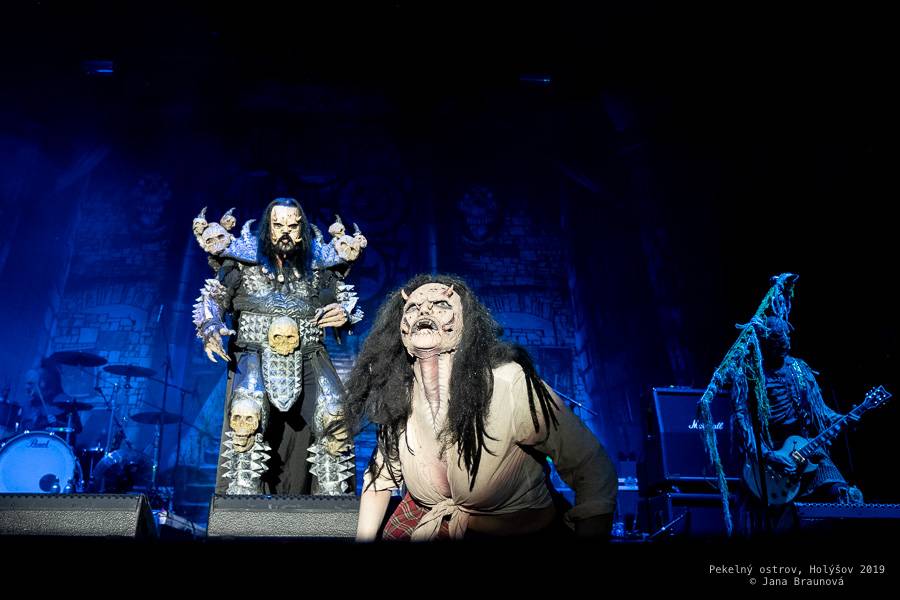 LIVE: Pekelný ostrov Holýšov: Lordi v hororových maskách rozhazovali konfety, Rybičky 48 přivezli ohnivou show