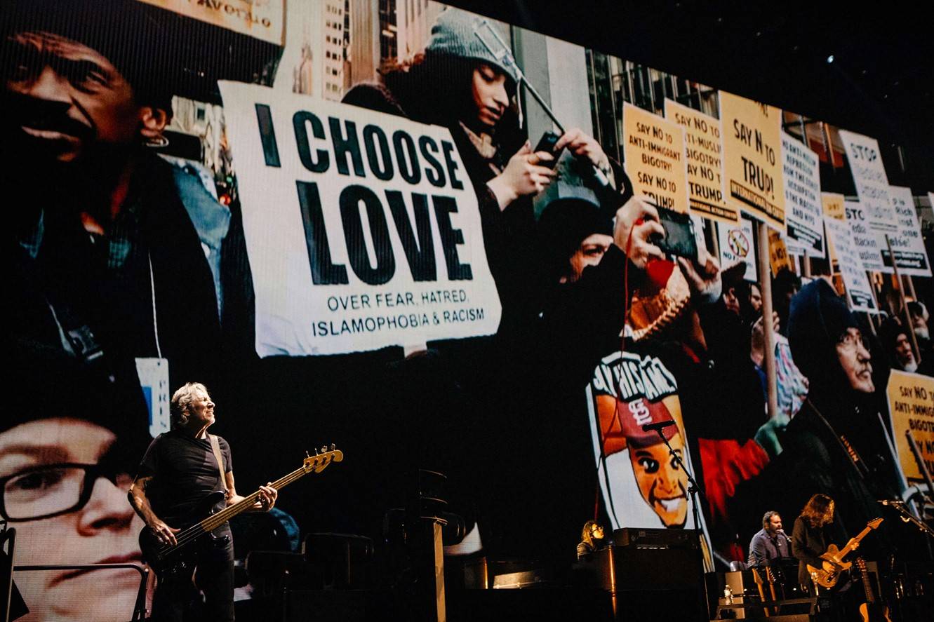 RECENZE: Roger Waters ve filmu Us + Them připomíná svou výtečnou show. Mohl ale ubrat na politickém apelu