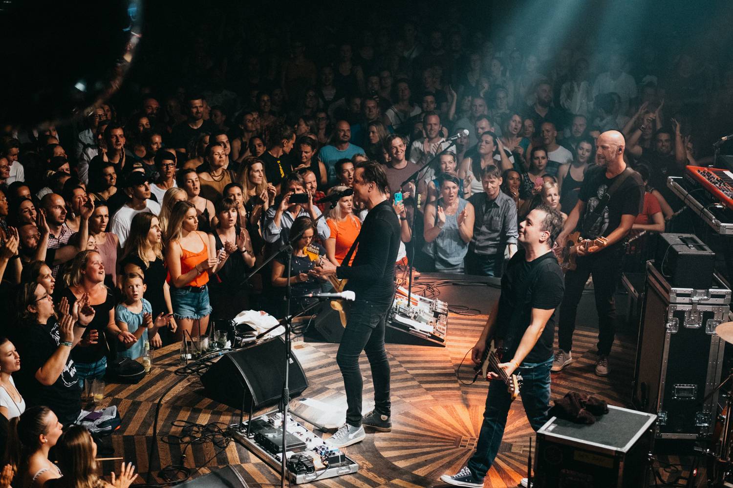 LIVE: Chinaski pokřtili ve vyprodaném Lucerna Music Baru novou desku 11