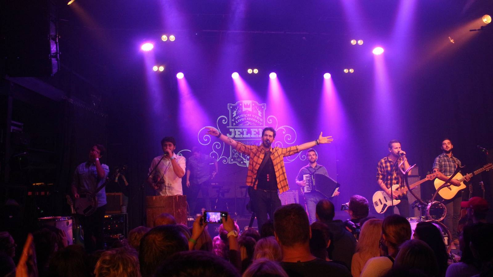 LIVE: Půlnoční vlak Jelena razantně zahoukal v ostravském klubu Garage