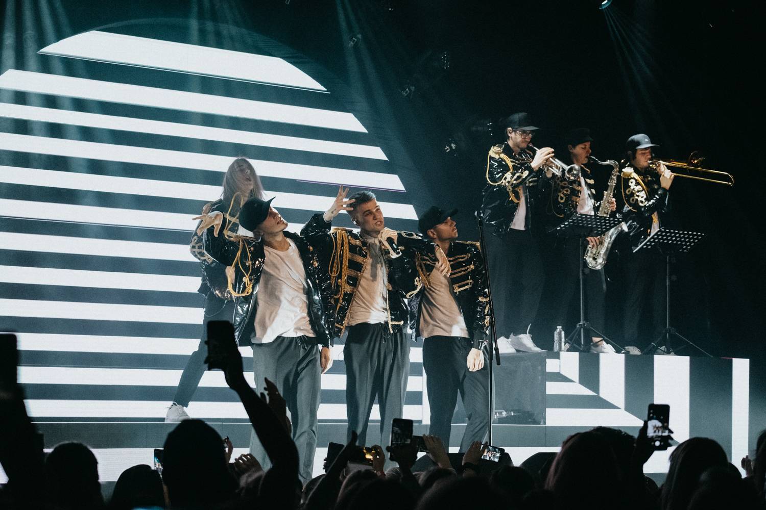 LIVE: Mikolas Josef se v Roxy vydal na tisíc procent. Vyzkoušel si stage diving a rozjásal publikum