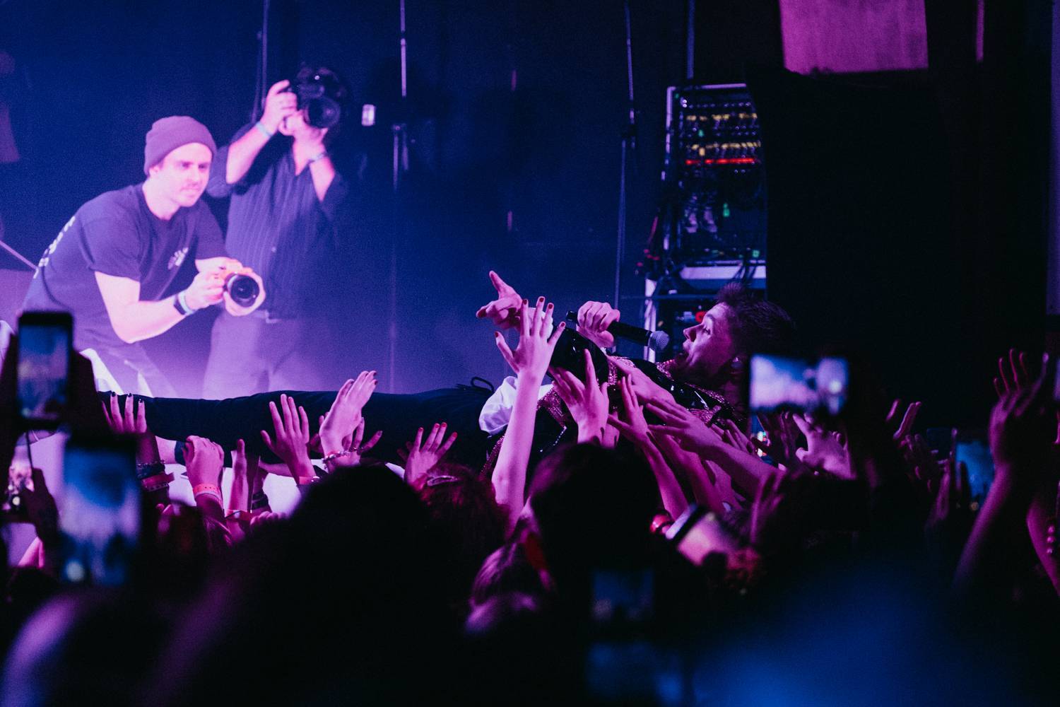 LIVE: Mikolas Josef se v Roxy vydal na tisíc procent. Vyzkoušel si stage diving a rozjásal publikum