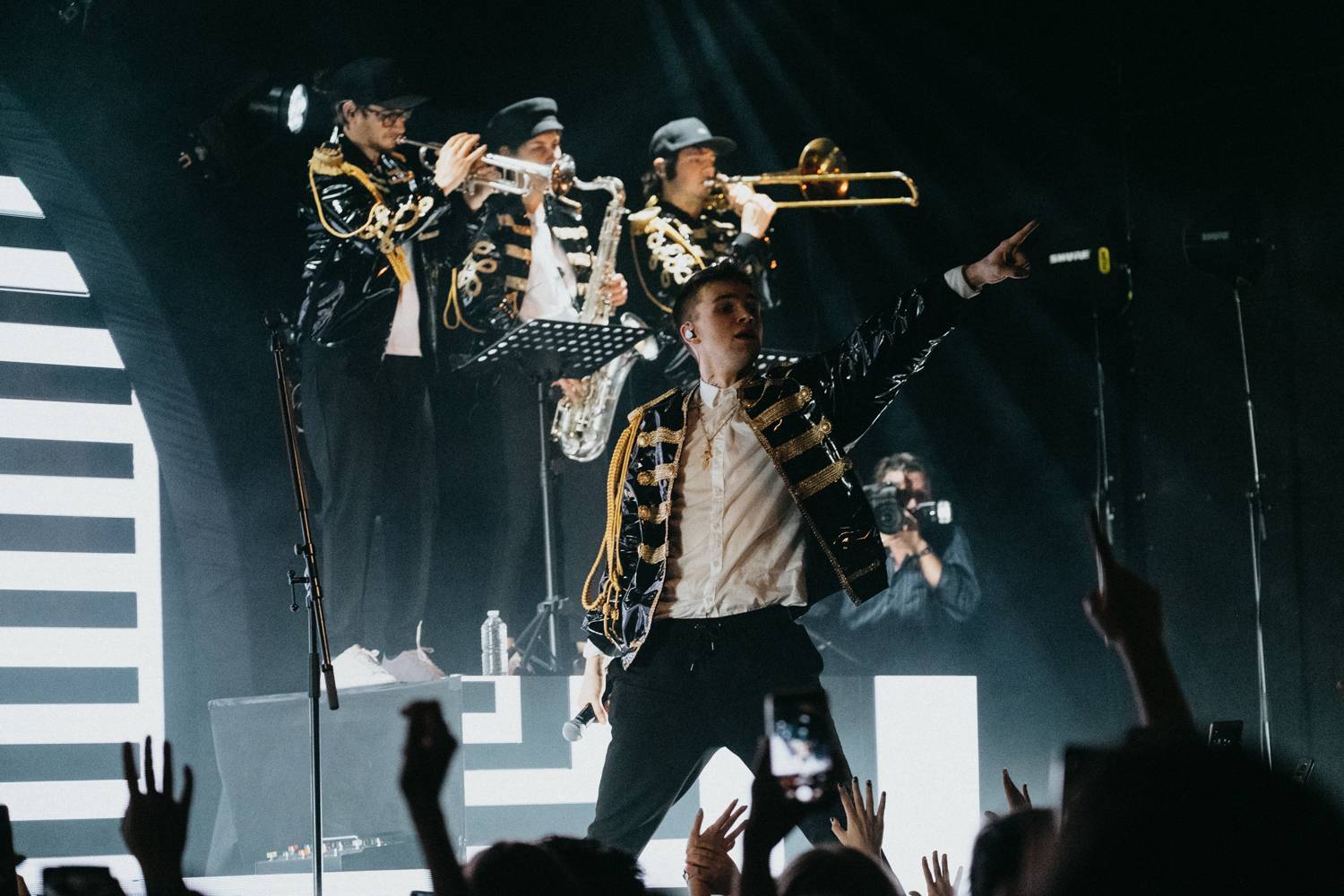 LIVE: Mikolas Josef se v Roxy vydal na tisíc procent. Vyzkoušel si stage diving a rozjásal publikum