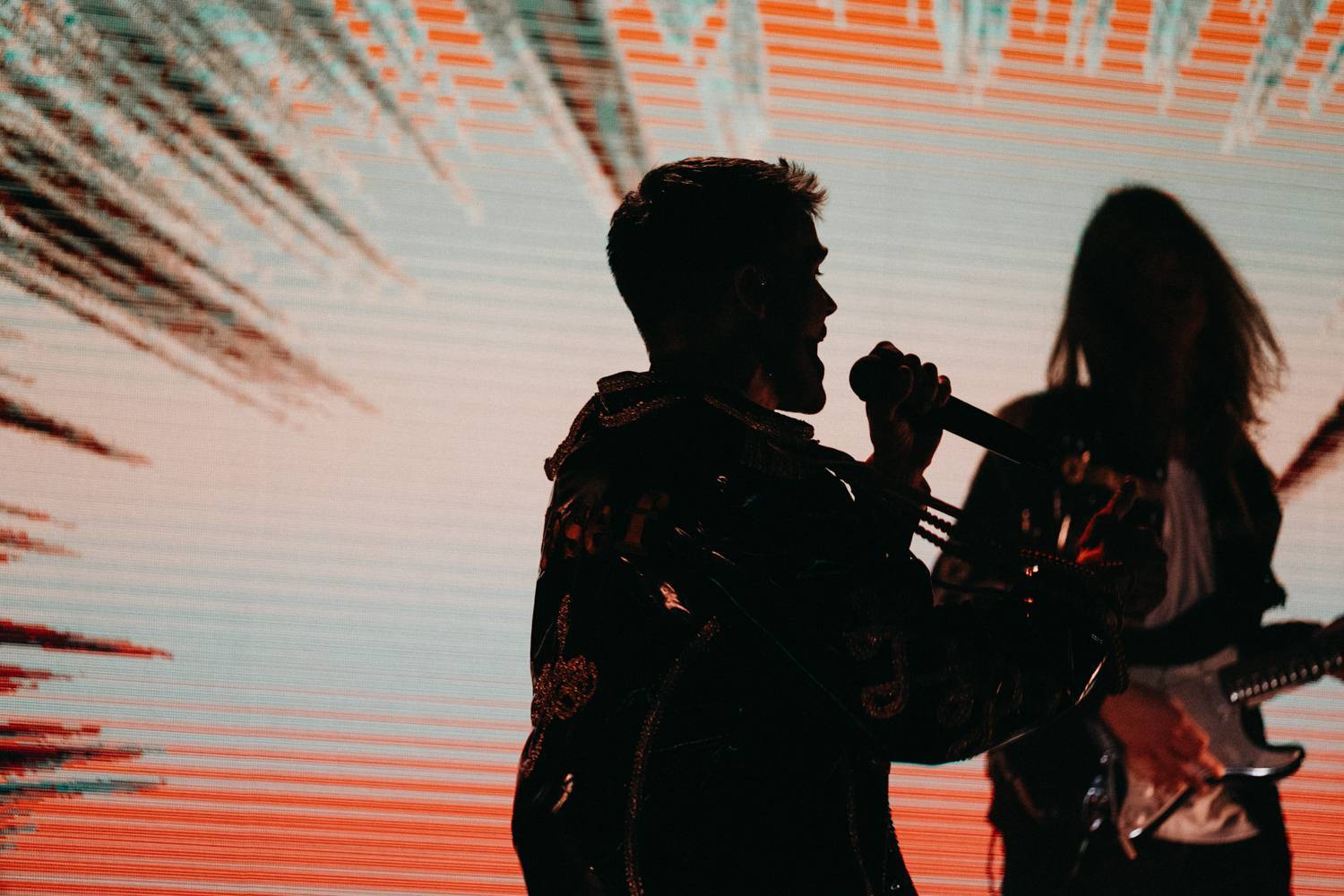 LIVE: Mikolas Josef se v Roxy vydal na tisíc procent. Vyzkoušel si stage diving a rozjásal publikum