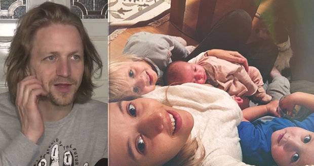 RECENZE: Tomáš Klus s manželkou vydali milou karanténní brožuru pro všechny rodiny. Výtěžek jde na boj proti koronaviru