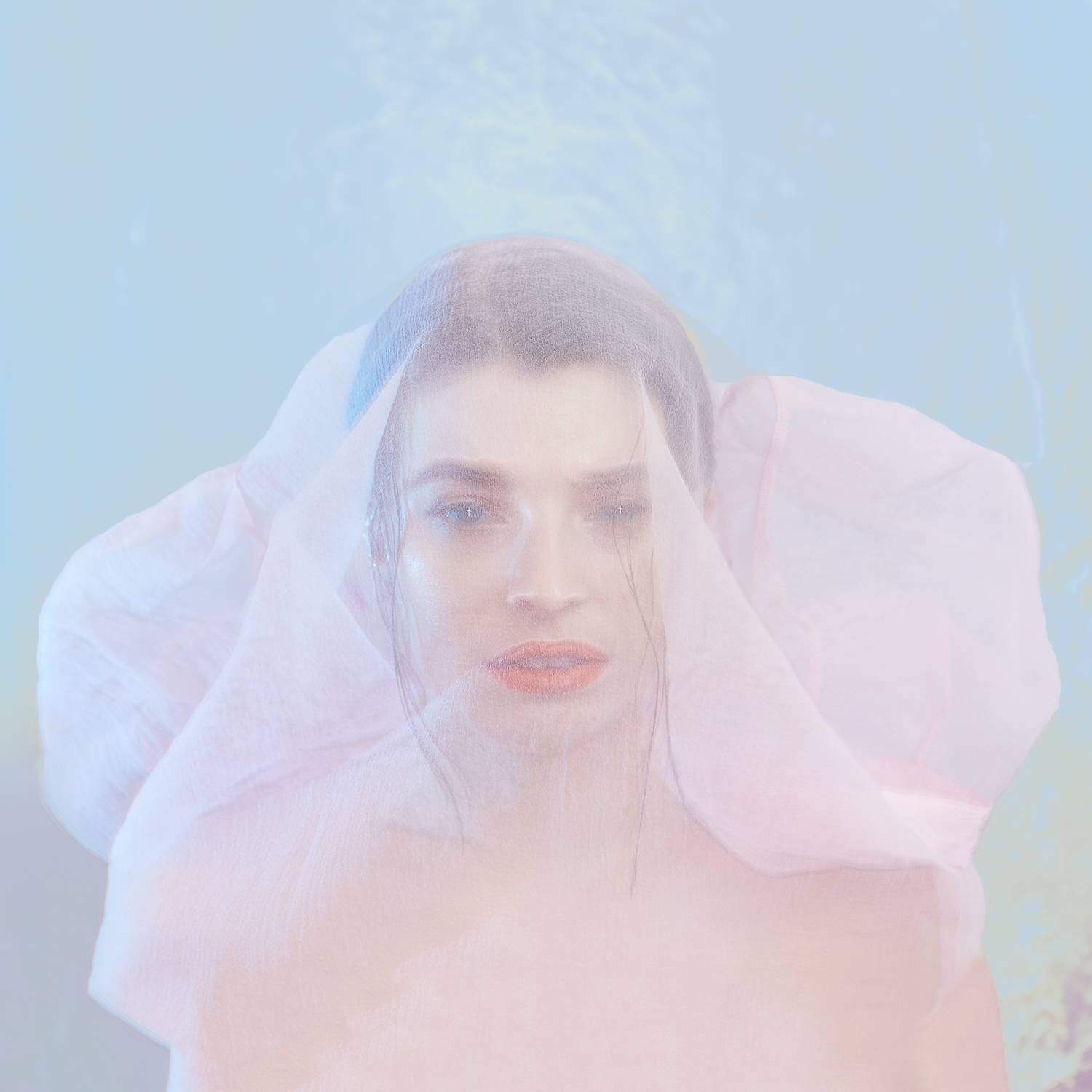 RECENZE: Celibát Katarzie je hořkosladká melancholie vstříknutá přímo do žíly