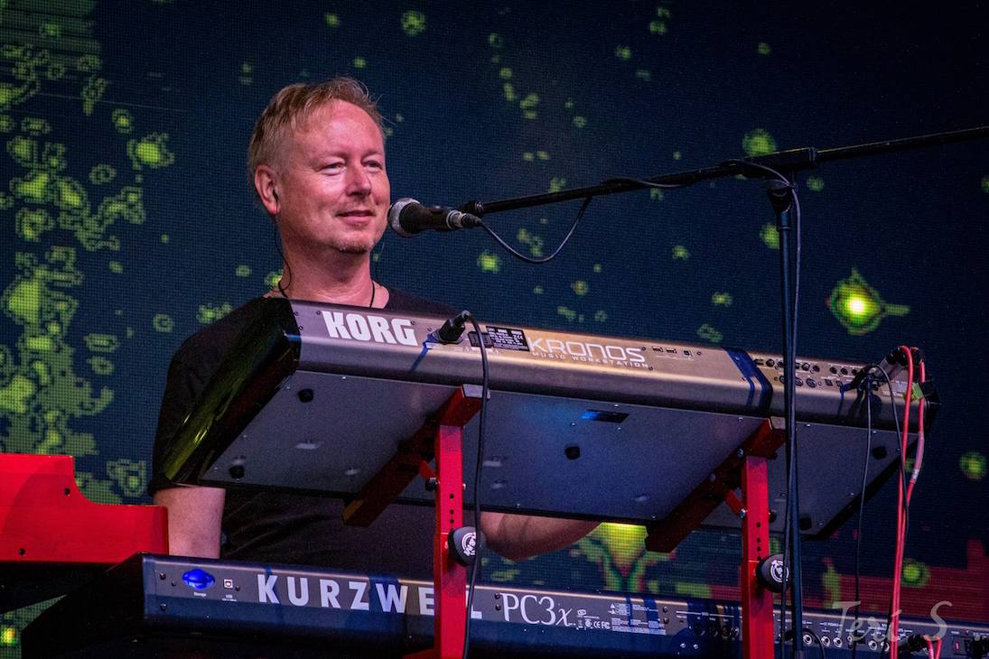 LIVE: Olympic poprvé s novým klávesákem, kapela hraje skvěle. Podívat se přišli i kolegové