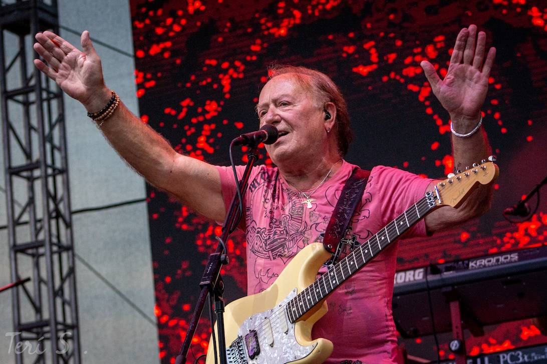 LIVE: Olympic poprvé s novým klávesákem, kapela hraje skvěle. Podívat se přišli i kolegové