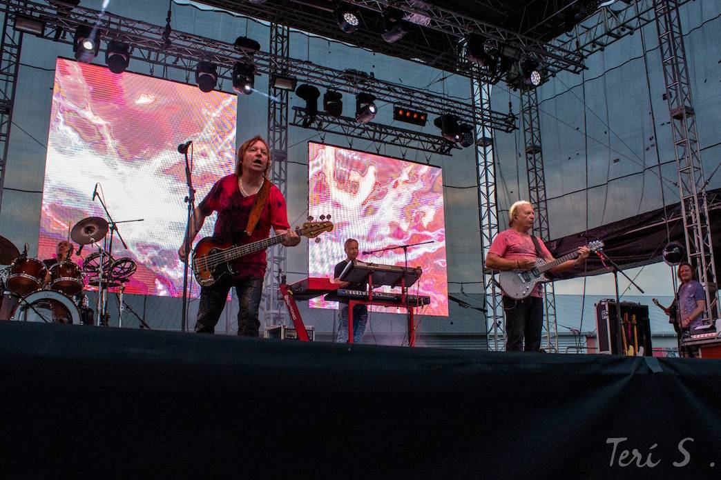 LIVE: Olympic poprvé s novým klávesákem, kapela hraje skvěle. Podívat se přišli i kolegové