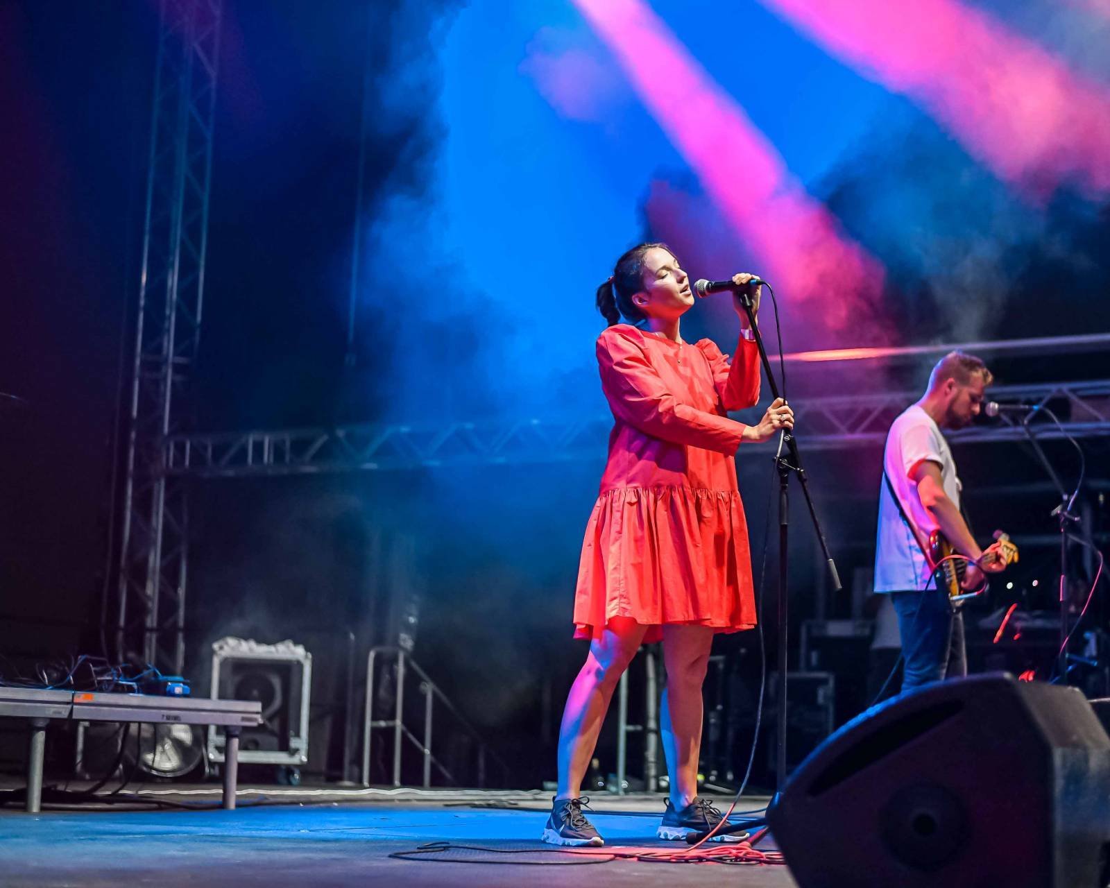 LIVE: Popík, holky, stojky, vášeň a drinky. Tropický večer ve znamení nastupující generace mladých muzikantů