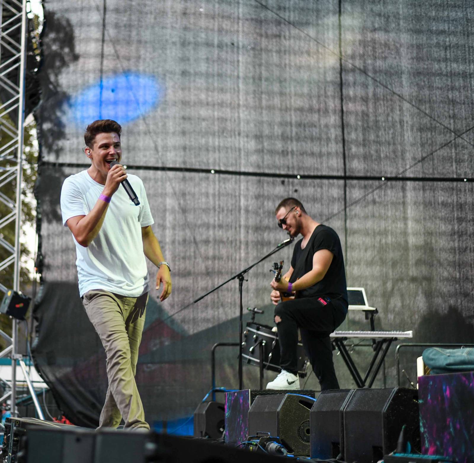 LIVE: Popík, holky, stojky, vášeň a drinky. Tropický večer ve znamení nastupující generace mladých muzikantů