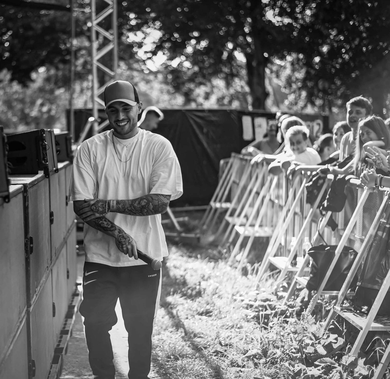 LIVE: Popík, holky, stojky, vášeň a drinky. Tropický večer ve znamení nastupující generace mladých muzikantů