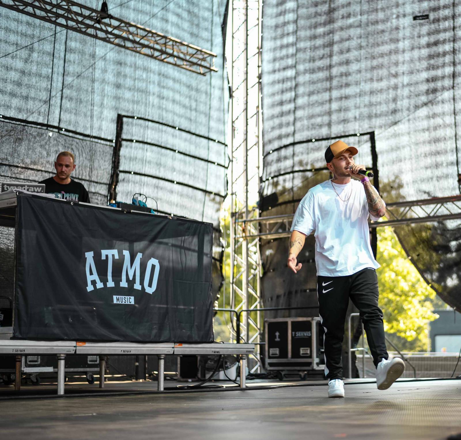 LIVE: Popík, holky, stojky, vášeň a drinky. Tropický večer ve znamení nastupující generace mladých muzikantů